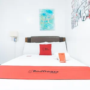 Hotel Reddoorz Near Quirino Station
